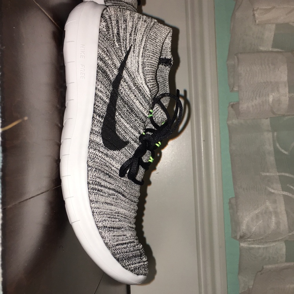 Nike free run motion flyknit